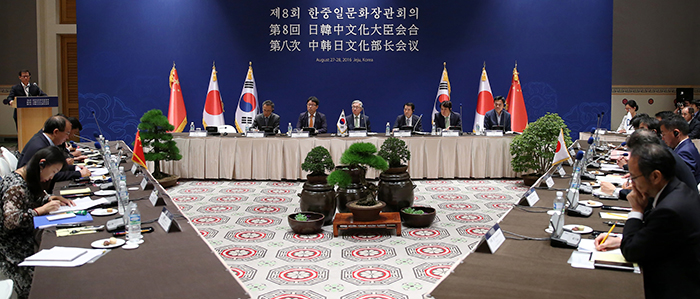 ‘제8회 한·중·일 문화장관회의’에 참석한 김종덕 문화체육관광부 장관, 딩웨이 중국 문화부 부부장과 마쓰노 히로카즈 일본 문부과학성 대신.