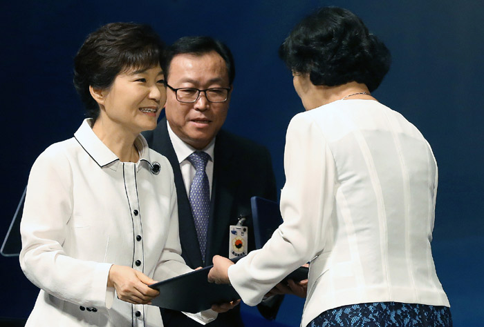 박근혜 대통령(왼쪽)이 국가유공자 및 독립투사 후손들에게 메달을 수여하고 있다.