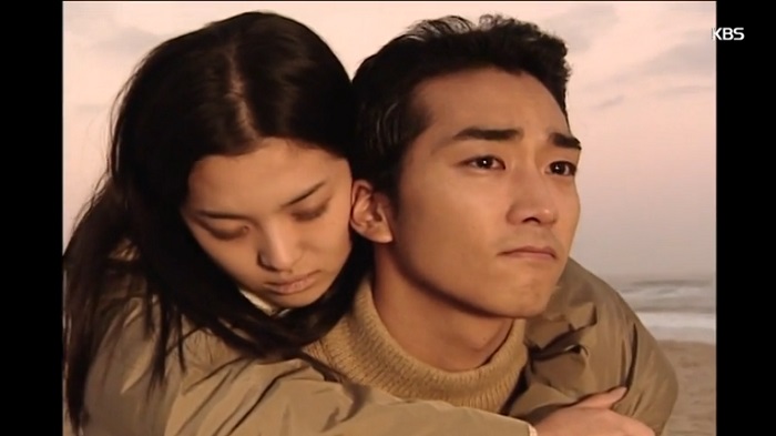 드라마 ‘가을동화’에서 은서(송혜교, 왼쪽)가 준서(송승헌)의 등에 업힌 채 죽음을 맞이하는 장면.