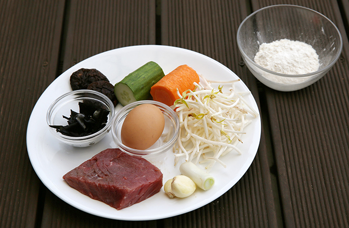 구절판의 주 재료인 쇠고기, 달걀, 오이, 당근, 숙주, 석이버섯과 표고버섯, 밀가루.