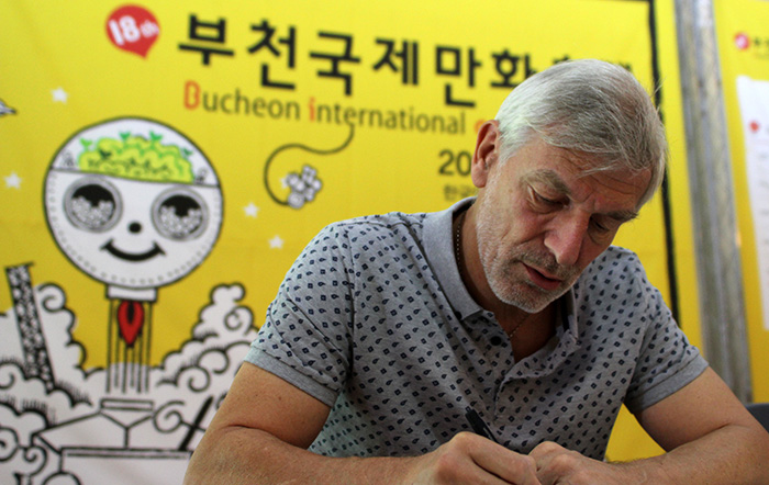 지난해 부천국제만화축제에서는 벨기에 만화가 베르나르 이슬레스가 방한해 팬들에게 직접 그림을 그려주기도 했다.