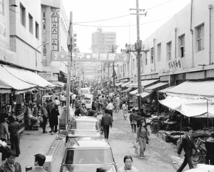 1972년 서울 중구 남대문시장 중앙통은 예나 지금이나 상인과 손님들로 붐비고 있다.