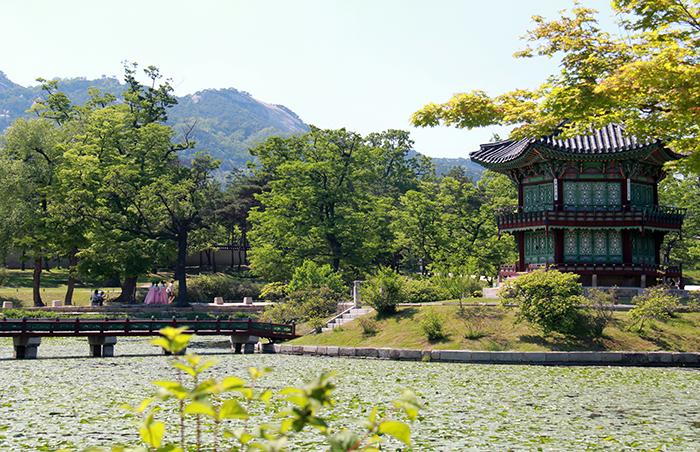 한복을 입고 경복궁을 찾는 관객들에게는 경복궁 입장료가 무료다.