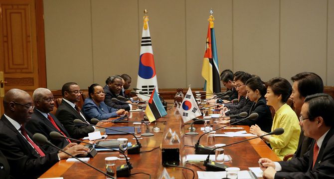 박근혜 대통령(오른쪽 세번째)이 4일 청와대에서 열린 아르만도 게부자 모잠비크 대통령과 한-모잠비크 정상회담을 하고 있다. (사진: 청와대)