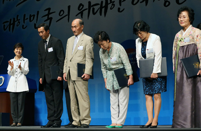 박근혜 대통령(왼쪽)이 국가유공자 및 독립투사 후손들에게 메달을 수여한 후 박수치고 있다.