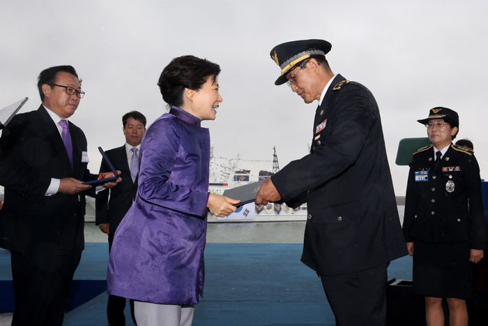 제60주년 해양경찰의 날 기념식에서 박근혜 대통령(왼쪽 두 번째)이 유공자에게 표창장을 수여하고 있다. (사진: 청와대)