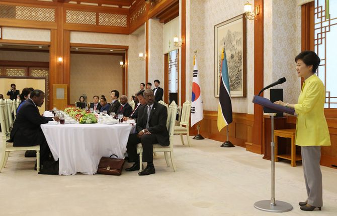 박근혜 대통령(오른쪽)이 4일 청와대에서 게부자 모잠비크 대통령과 정상회담 후 열린 오찬에서 인사말을 하고 있다. (사진: 청와대)