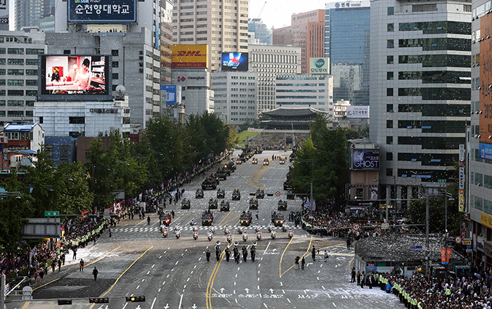 1일 서울 도심에서 국군의 날 퍼레이드가 펼쳐지고 있다. (사진: 전한 기자)