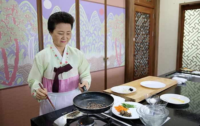 채 썬 식재료를 달궈진 팬에 식용유를 두르고 각각 볶는다.