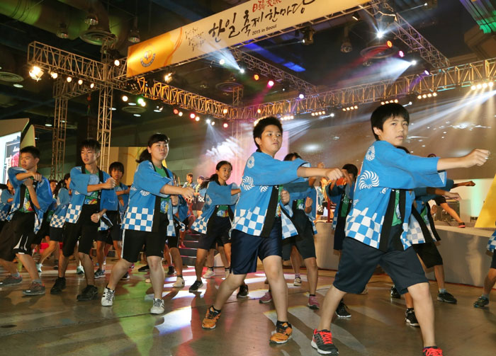 함께 열어요 새로운 미래를'이라는 주제로 20일 서울 삼성동 코엑스에서 열린 ‘제11회 한일축제한마당 in Seoul’ 개막식에서 펼쳐진 한국과 일본의 문화공연