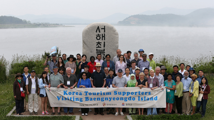 주한 외교사절들과 상주외신 일행이 백령도 서해최북단 표석 앞에서 기념촬영을 하고 있다 (사진: 전한기자)
