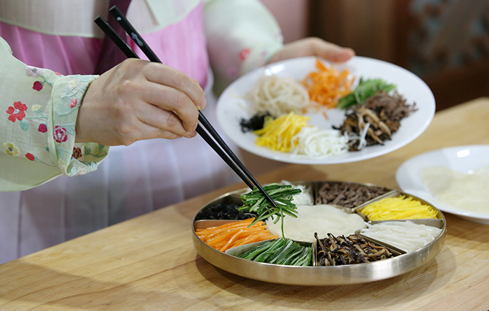 구절판 재료로 죽순이나 새우, 해삼, 전복을 사용할 수도 있다. 전병에 여러가지 채를 싸서 겨자장에 찍어먹으면 맛이 담백하고 좋다.