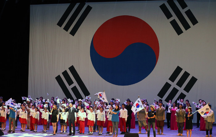 15일 세종문화회관에서 열린 제 68회 광복절 기념식 제68주년 8·15 광복절 경축식에서 광복절 기념공연이 펼쳐지고 있다.