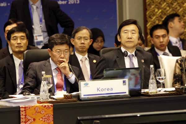 윤병세 외교부 장관(오른쪽)이 4,5일 이틀간 인도네시아 발리에서 개최된 제25차 APEC(Asia Pacific Economic Cooperation) 합동각료회의에 참여하고 있다. (사진제공: 외교부)