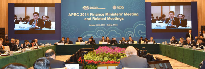 21일 중국 베이징 댜오위타이에서 열린 ‘제21차 아시아태평양경제협력체(APEC) 재무장관 회의’에서 21개국 APEC 재무장관들이 아시아, 태평양 지역 경제발전을 위한 협력방안을 논의하고 있다.