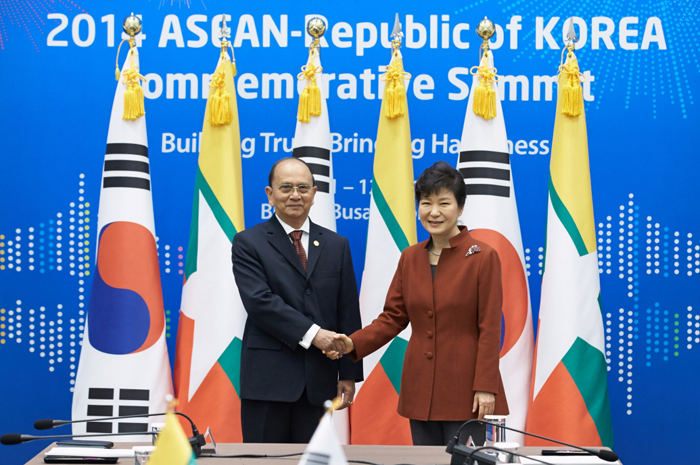  박근혜 대통령(오른쪽에서 첫 번째)과 우 테인 세인(U Thein Sein) 미얀마 대통령이 정상회담을 갖고 있다.