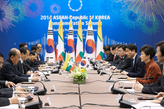  박근혜 대통령(오른쪽에서 첫 번째)과 우 테인 세인(U Thein Sein) 미얀마 대통령이 정상회담을 갖고 있다.