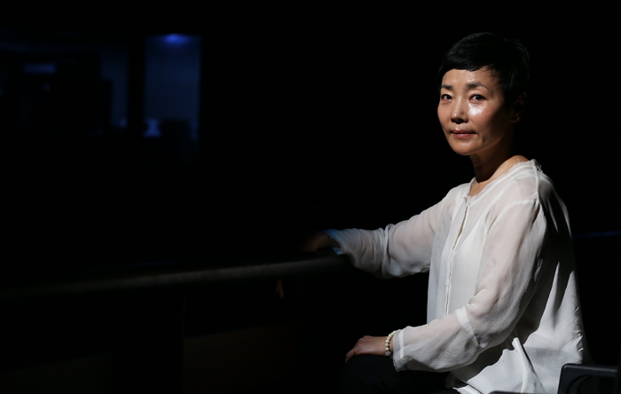 안애순 대표가 강동아트센터 객석에 앉아 있다. 전한 기자