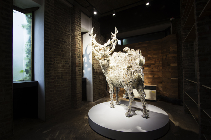  (위) 일본작가 나와 고헤이(名和晃平)의 픽셀 더블 디어(PixCell-Double Deer). 수정구슬로 박제된 사슴을 장식한 작품. (아래) 독일작가 요르그 임멘도르프(Jörg Immendorff)의 조각작품들. 1970년대 독일의 사회갈등을 묘사했다.