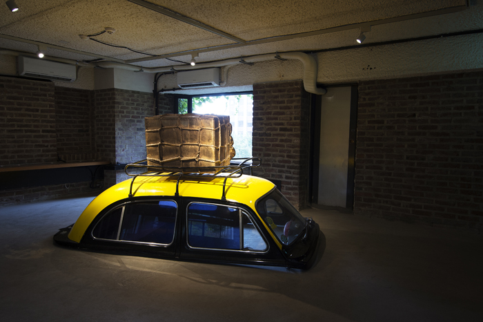  (위) 인도 작가 수보드 굽타(Subodh Gupta)의 '모든 것은 내면에 있다'(Everything is Inside). (아래) 필리핀 작가 제럴딘 하비에르(Geraldine Javier)의 '시간을 엮는 자들'(Weavers of Time)
