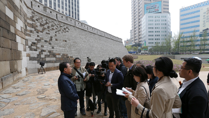 숭례문 복구 내외신 기자설명회가 열린 지난달 29일 해외문화홍보원 초청 중국 언론인을 포함한 외신 기자들이 숭례문 복구 공사 도편수 신응수 대목장과 인터뷰를 하고 있다. 전한 기자