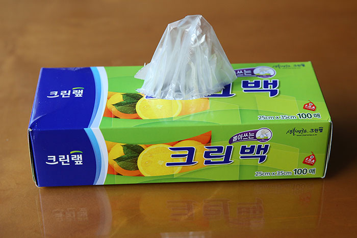 크린백은 재질이 두껍고 튼튼하여 미용티슈처럼 한 장씩 뽑아 쓰거나 롤백에서 뜯어서 쓸 수 있다.