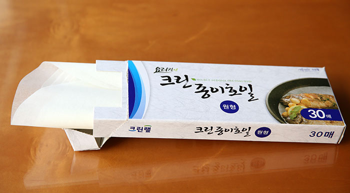 크린랩의 종이호일은 붙지 않고, 내열성과 내유지성, 내수성을 지니며 오븐요리나 구이, 찜 등 여러 용도로 사용 가능하다.