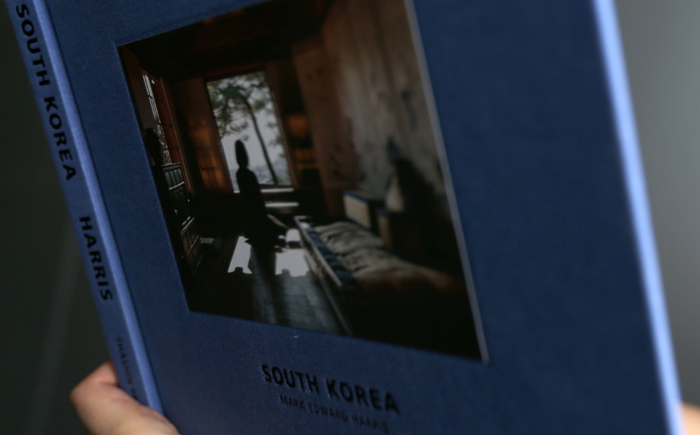 사진가 마크 해리스의 사진집 ‘South Korea’는 한국과 한국인의 생생한 삶을 담고 있다.
