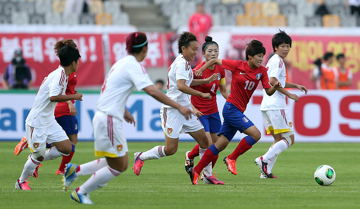 지난해 7월 서울월드컵경기장에서 열린 2013 동아시안컵대회(EAFF)에서 여자축구 국가대표로 출전한 지소연 선수(오른쪽에서 두 번째)가 중국 수비를 뚫고 드리블을 하고 있다. (사진: 연합뉴스)