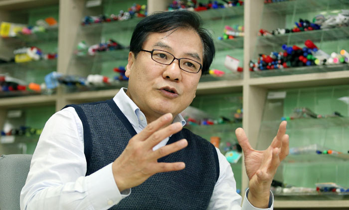 모나미의 강성초 연구소장은 ‘소비자가 원하는 기능을 파악하는 것이 제품 개발의 열쇠’라고 강조한다.