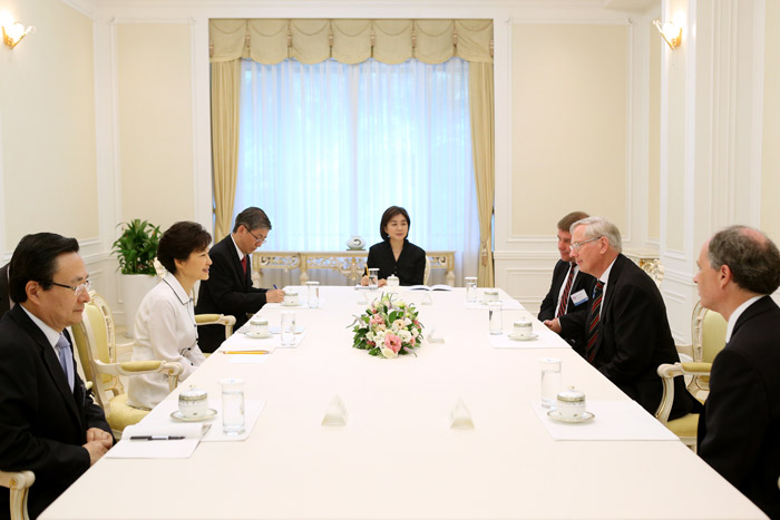 27일 청와대에서 영국의 글로스터(Duke of Gloucester) 공작과 환담을 나누고 있는 박근혜 대통령(왼쪽 두 번째) (사진: 청와대)