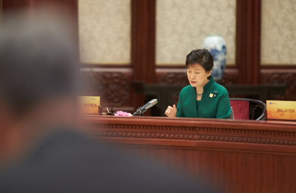 중국 베이징에서 11일 열린 APEC 정상회의에서 발언하는 박근혜 대통령.