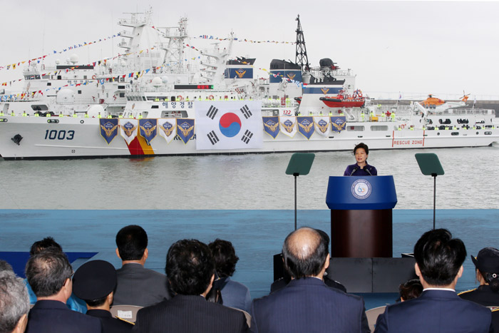 박근혜 대통령이 24일 인천해양경찰서 전용부두에서 열린 ‘제60주년 ‘해양경찰의 날’ 기념식에서 축사를 하고 있다. (사진: 청와대)
