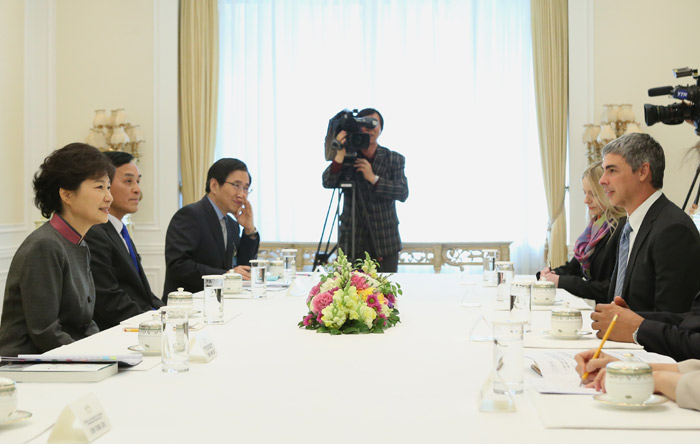 박근혜 대통령(왼쪽)이 26일 오후 청와대에서 래리 페이지 구글 CEO와 환담하고 있다. (사진: 청와대)