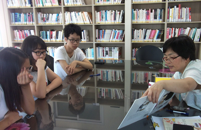 부산의 ‘쌈지 작은도서관’에서 전문강사가 청소년을 대상으로 독서 지도를 하고 있는 모습. (사진제공: 문화체육관광부)