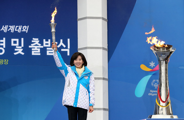광화문 도착 환영행사에서 전달받은 성화를 들고 미소 짓는 나경원 평창동계스페셜올림픽 조직위원장 (사진: 전한 기자)