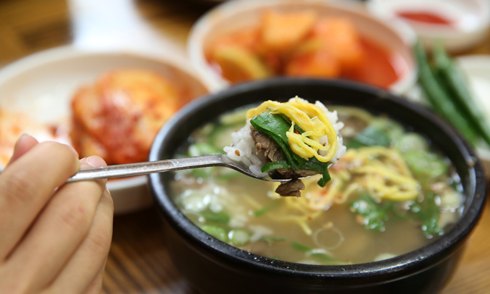 담백한 맛이 일품인 ‘나주곰탕’은 나주시를 찾으면 반드시 맛 보아야 하는 대표음식이다.