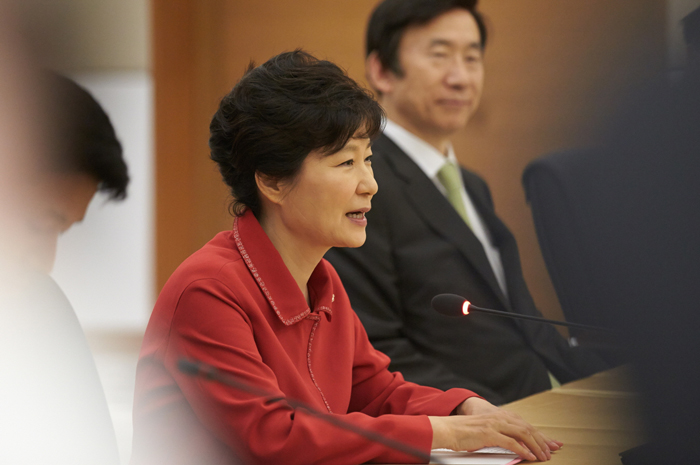  한-태국 정상회담에서 환담하고 있는 박근혜 대통령(사진 위, 가운데)과 프라윳 찬오차(사진 아래, 오른쪽에서 두 번째) 태국 총리