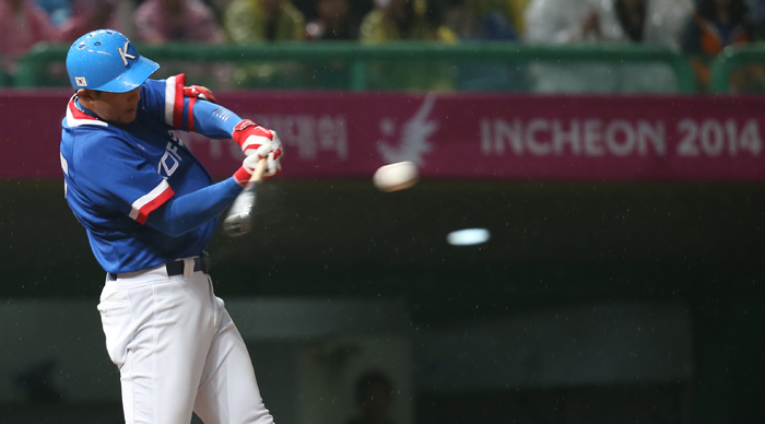 지난 28일 인천 문학구장에서 열린 야구 결승전 한국과 대만의 경기에서 황재균이 8회초 2사 2,3루 상황에서 2타점 적시타를 때리고 있다. (사진: 연합뉴스)