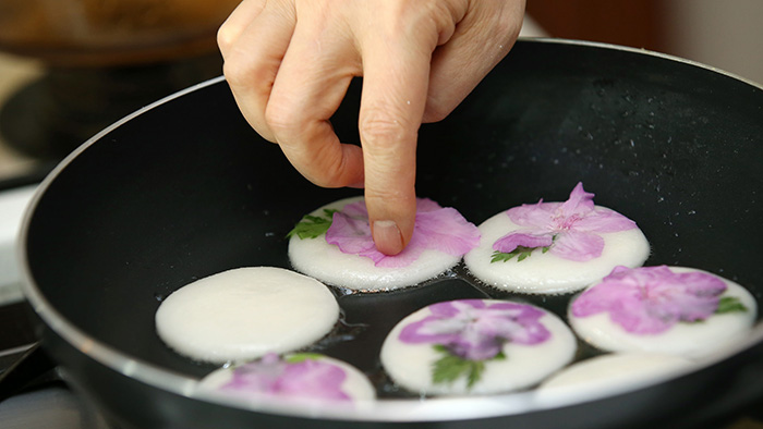 찹쌀 반죽의 한 면이 익으면 뒤집은 뒤 그 위에 진달래꽃을 모양을 살려 올린다. 이때 약불에서 해야 표면이 매끈하게 나오므로 불조절에 신경써야 한다.