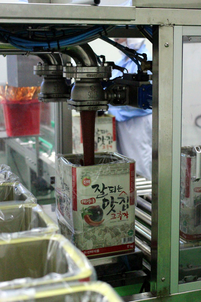 청북도와 괴산군과 함께 괴산군에 조성된 진미식품 괴산공장. 생산 및 연구시설 일체를 갖추고 다양한 장류와 소스를 생산하고 있다.