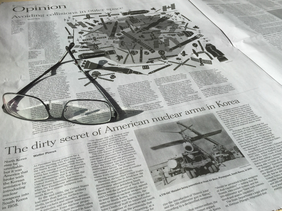 ▲ 미국 뉴욕타임스(NYT)는 해제된 기밀문서를 근거로 1958년 아이젠하워 정부가 한국에 첫 핵무기를 배치했다고 보도했다. 이 기사는 3월 19일 인터넷판, 22일자 인터내셔널 에디션 12면(사진)에 실렸다.