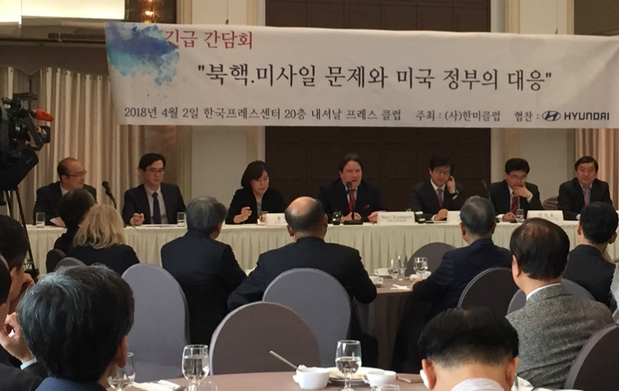 ▲ 마크 내퍼 주한 미국 대사 대리가 지난 2일 한국프레스센터에서 열린 한미클럽 초청 오찬 세미나에 참석, 질의응답에 앞서 연설하고 있다.