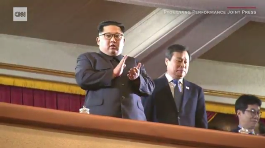 ▲ 미국 CNN은 최근 평양에서 김정은 북한 국무위원장을 만나고 돌아온 도종환 문화체육관광부 장관을 12일 인터뷰했다. 사진은 김정은 위원장과 도종환 장관이 함께 관중에게 인사하는 모습. CNN 방송 캡처
