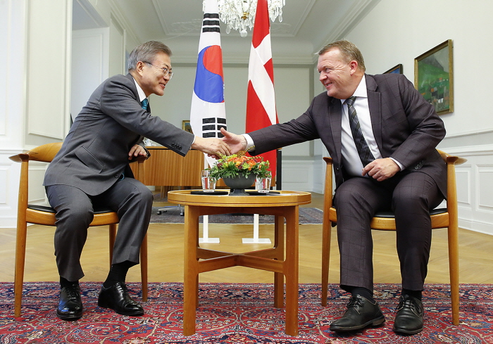 ▲ 문재인 대통령(왼쪽)은 2018년 10월 20일(현지시간) 덴마크 코펜하겐 크리스티안보르 궁에서 라스 뢰케 라스무센 덴마크 총리와 정상회담을 갖고 2019년을 양국 ‘상호 문화의 해’로 지정했다. 청와대