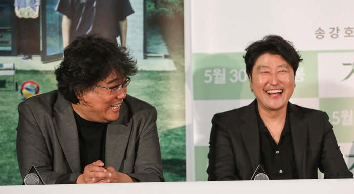 ▲ 28일 오후 서울 용산구 CGV용산아이파크몰점에서 열린 영화 '기생충' 언론시사회에 참석한 봉준호 감독(왼쪽)과 배우 송강호가 대화를 나누며 즐거워하고 있다.