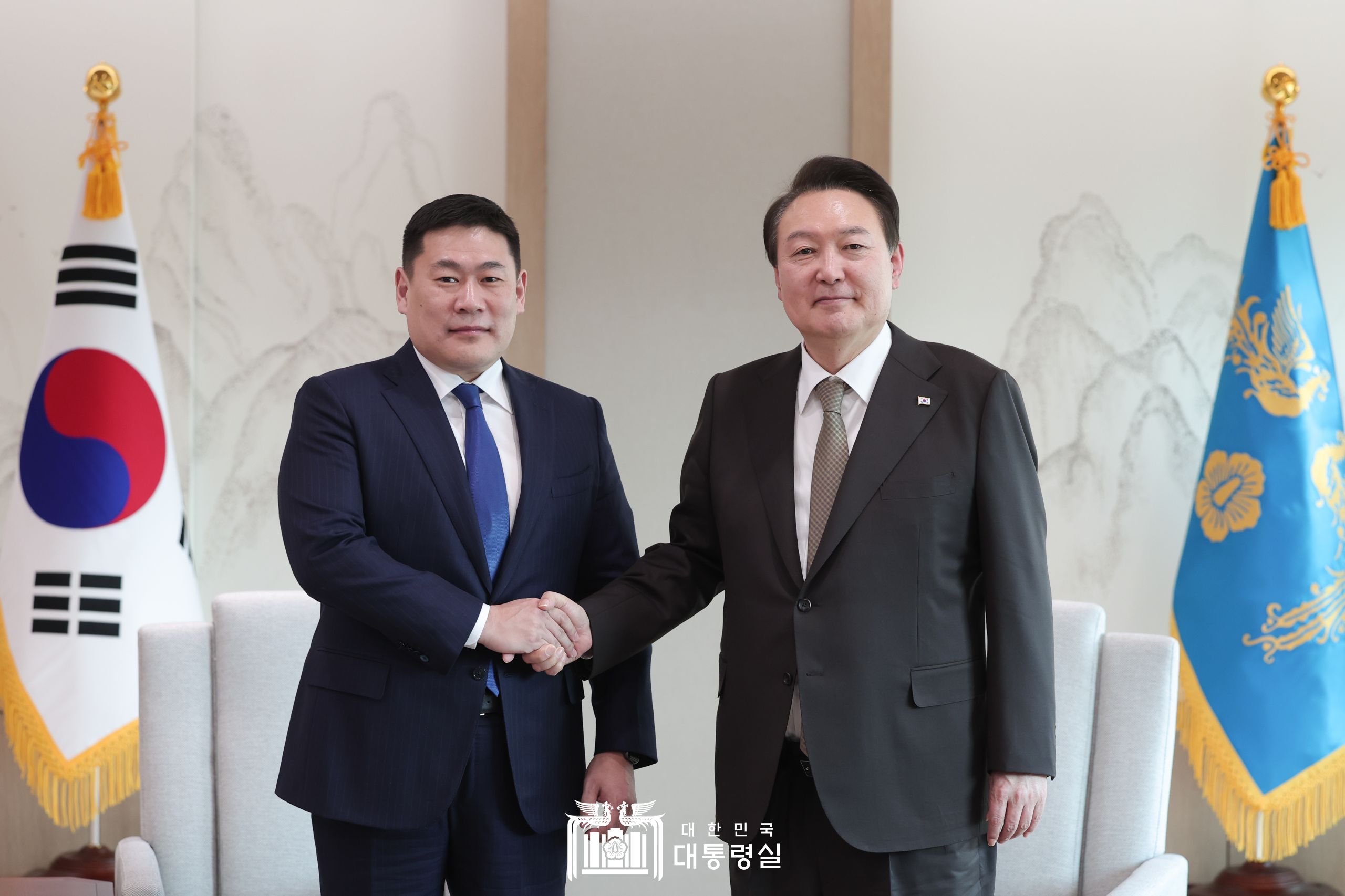▲ 윤석열 대통령(오른쪽)이 15일 서울 용산 대통령실 청사에서 롭상남스라이 어용에르덴 몽골 총리와 악수하고 있다. 대한민국 대통령실