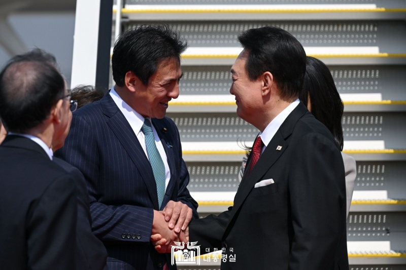 ▲ 윤석열 대통령(오른쪽)이 16일 일본 도쿄 하네다 국제공항에 도착해 다케이 슌스케 일본 외무성 부대신(왼쪽에서 두 번째)과 악수하고 있다. 이날을 시작으로 이틀간 이어진 일본 순방에서 윤 대통령은 기시다 후미오 일본 총리와 한일 정상회담을 갖고 12년간 중단된 ‘셔틀외교’를 재개하기로 했다.
