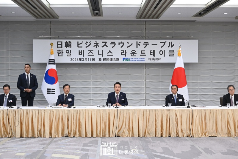 ▲ 윤석열 대통령(가운데)이 17일 오후 일본 도쿄 일본경제단체연합회 회관에서 개최된 ‘한일 비즈니스 라운드테이블’에서 발언하고 있다. 대통령실에 따르면 한국 대통령이 한일 경제인 행사에 참석한 것은 2009년 이후 14년 만이다. 윤 대통령은 “전 세계가 직면한 복합위기를 극복하기 위해서는 보편적 가치를 공유하는 국가 간의 연대와 협력이 중요하다”며 “한일 양국이 공급망, 기후변화, 첨단 과학기술, 경제안보 등 다양한 글로벌 아젠다에 대해 공동으로 협력·대응해 나가자”고 말했다.