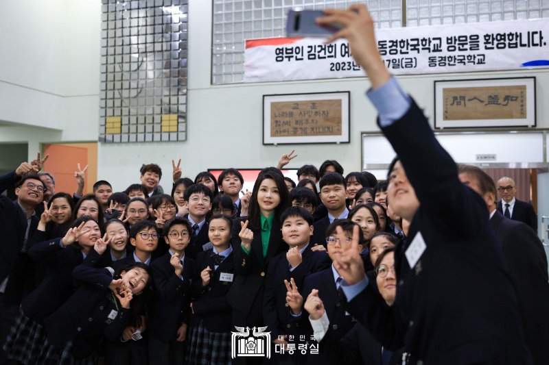 ▲ 김건희 여사가 17일 일본 도쿄 신주쿠의 동경한국학교를 찾아 재학생들과 기념 촬영을 하고 있다. 김 여사는 “정치에는 국경이 있지만 문화와 교육에는 국경이 없다”며 “양국 간 교류를 상징하는 여러분들이 한일관계를 더욱 돈독히 하는 가교 역할을 해달라”고 당부했다.